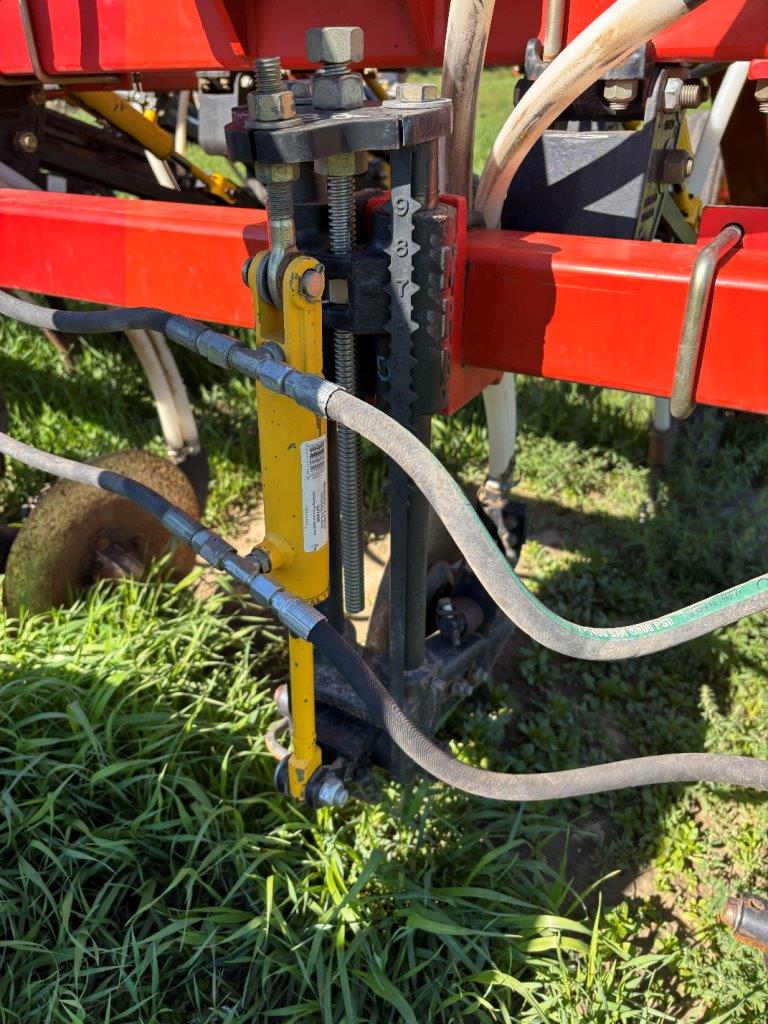 2011 Bourgault 3310PHD 65'12" w/ 2013 6700ST Air Drill