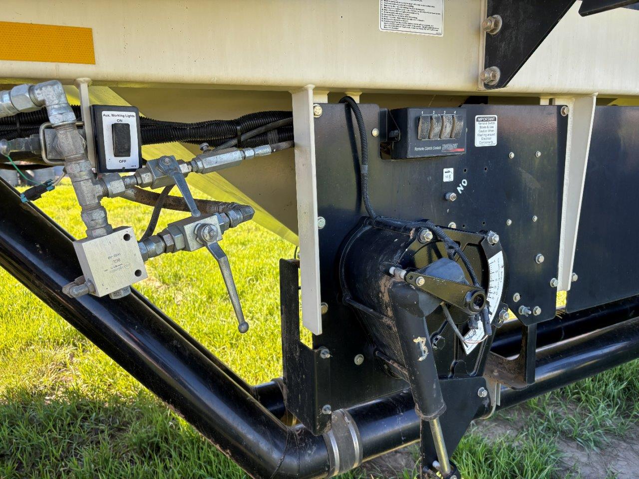 2011 Bourgault 3310PHD 65'12" w/ 2013 6700ST Air Drill