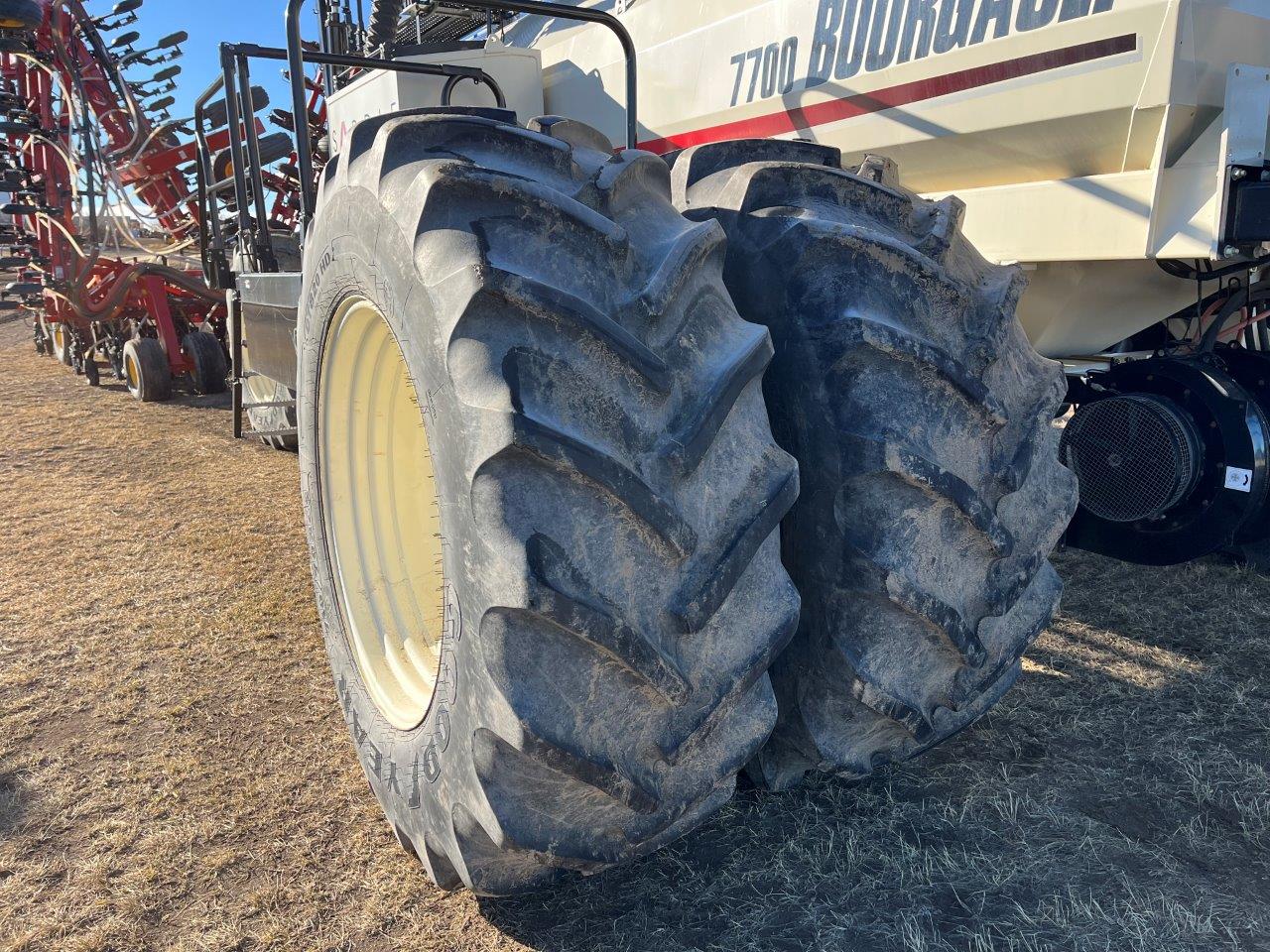 2015 Bourgault 3320XTC 68'12" w/ 7700 Air Drill