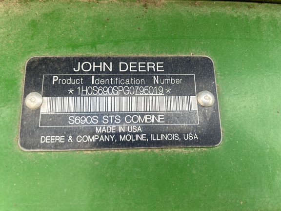 2017 John Deere S690 Combine