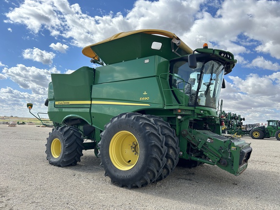 2017 John Deere S690 Combine