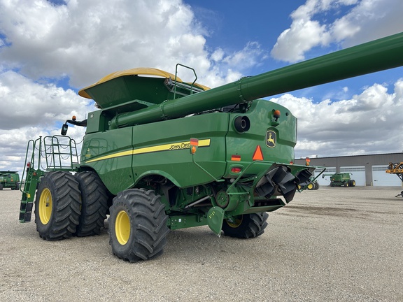 2017 John Deere S690 Combine