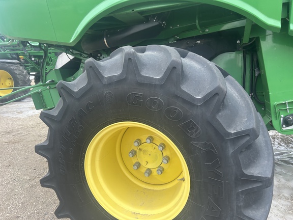 2016 John Deere S680 Combine