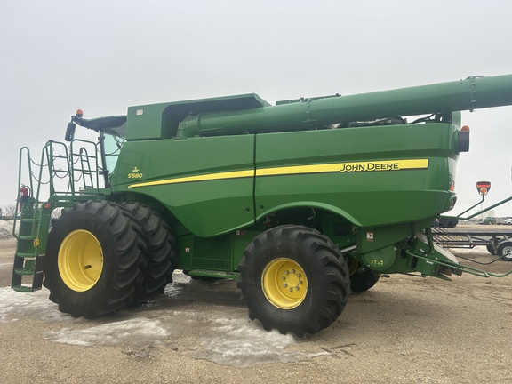 2016 John Deere S680 Combine