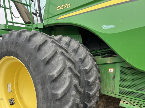 2012 John Deere S670 Combine