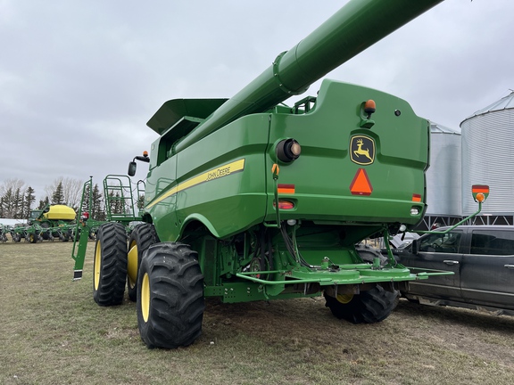 2012 John Deere S670 Combine