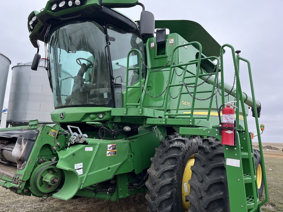 2012 John Deere S670 Combine