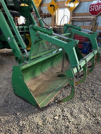 2003 John Deere 7220 Tractor