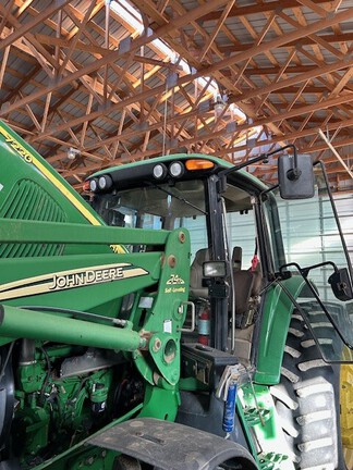 2003 John Deere 7220 Tractor