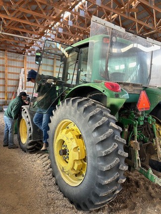2003 John Deere 7220 Tractor