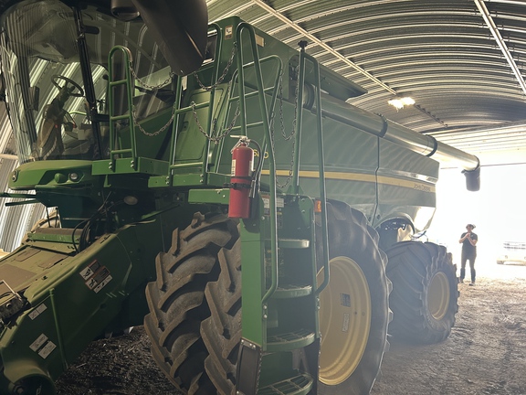 2015 John Deere S680 Combine