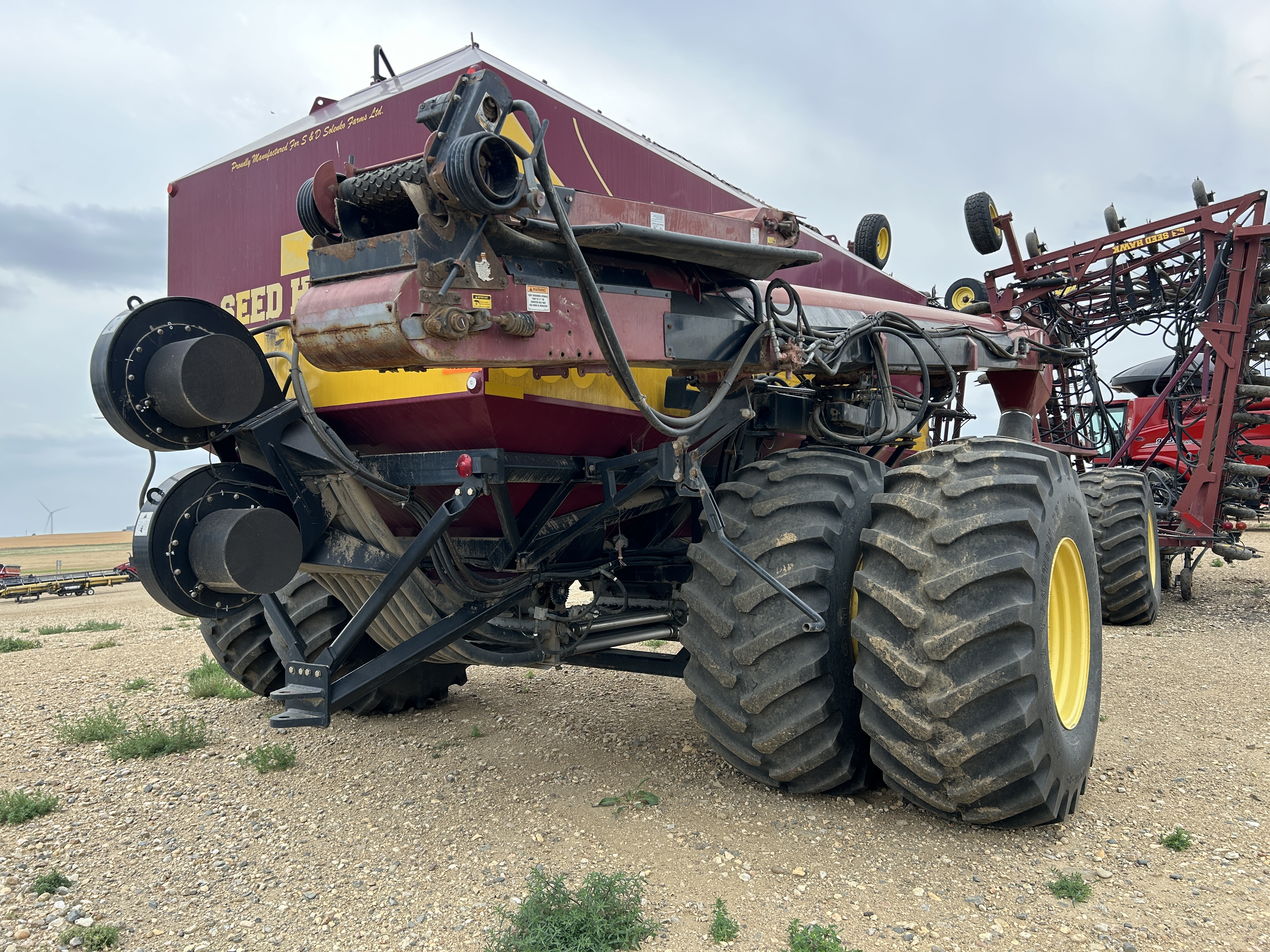 2011 Seed Hawk 8412 Air Drill & 800 Air Tank/Cart Air Drill