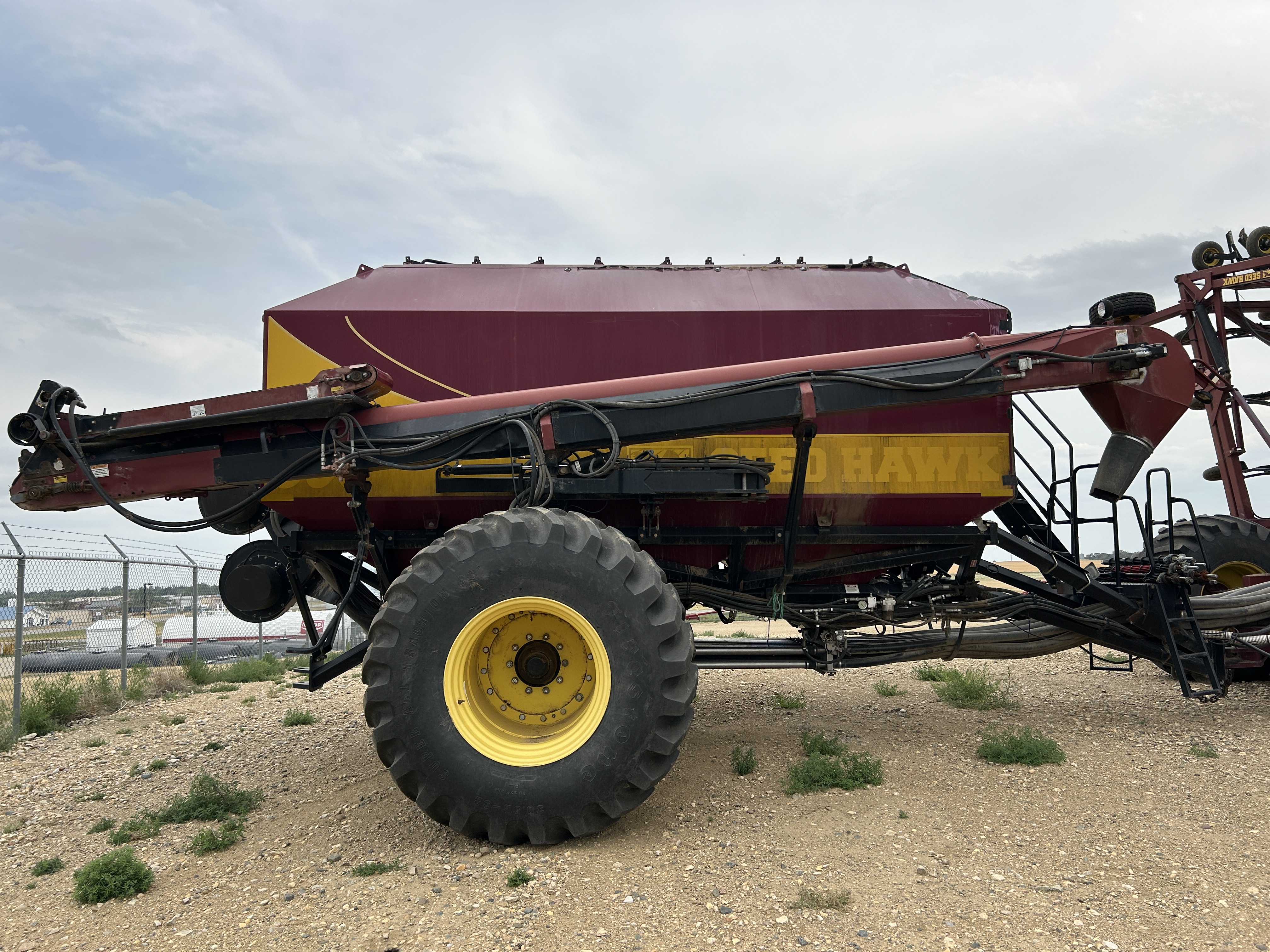 2011 Seed Hawk 8412 Air Drill & 800 Air Tank/Cart Air Drill