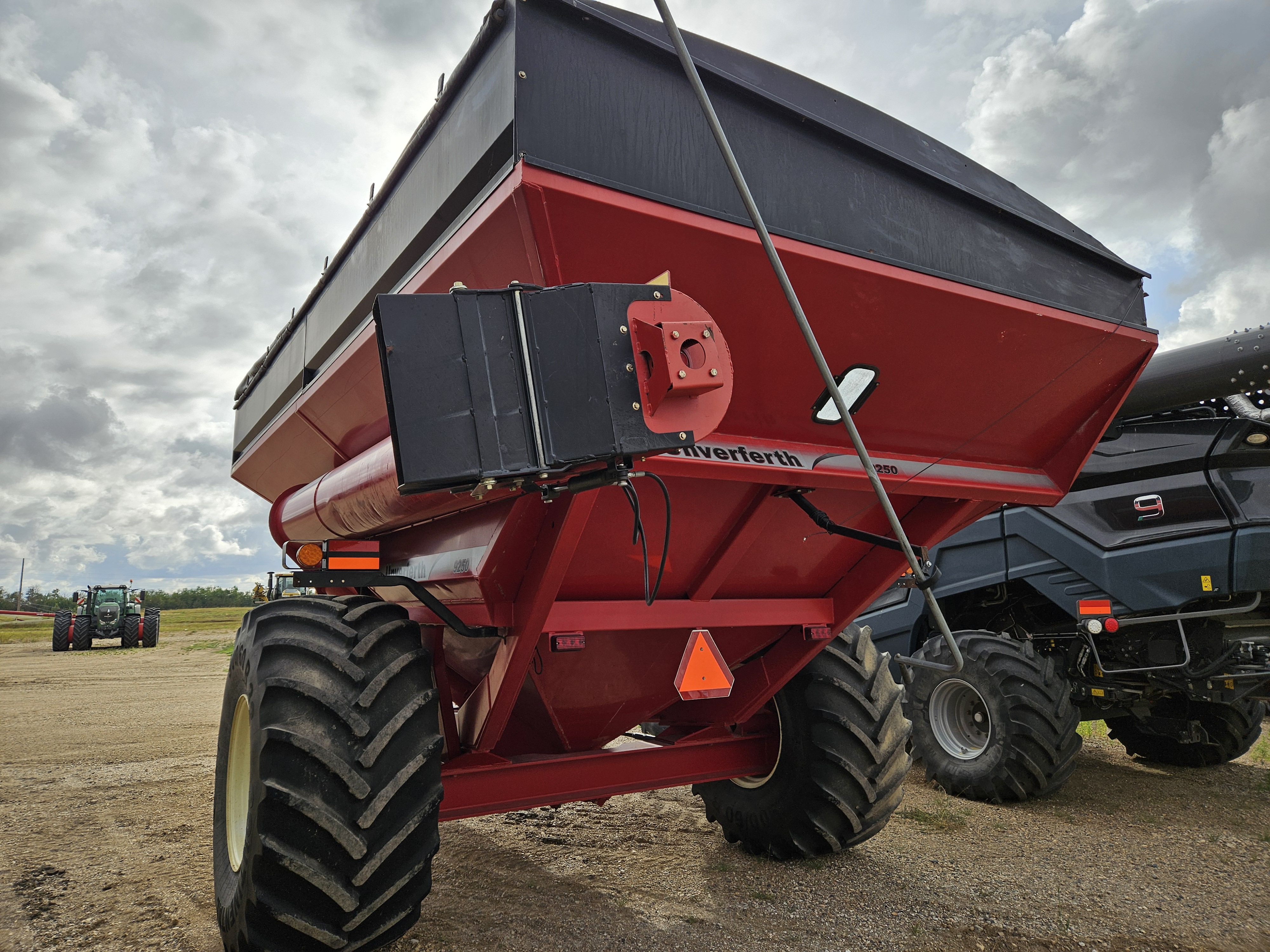 2011 Unverferth 9250 Grain Cart