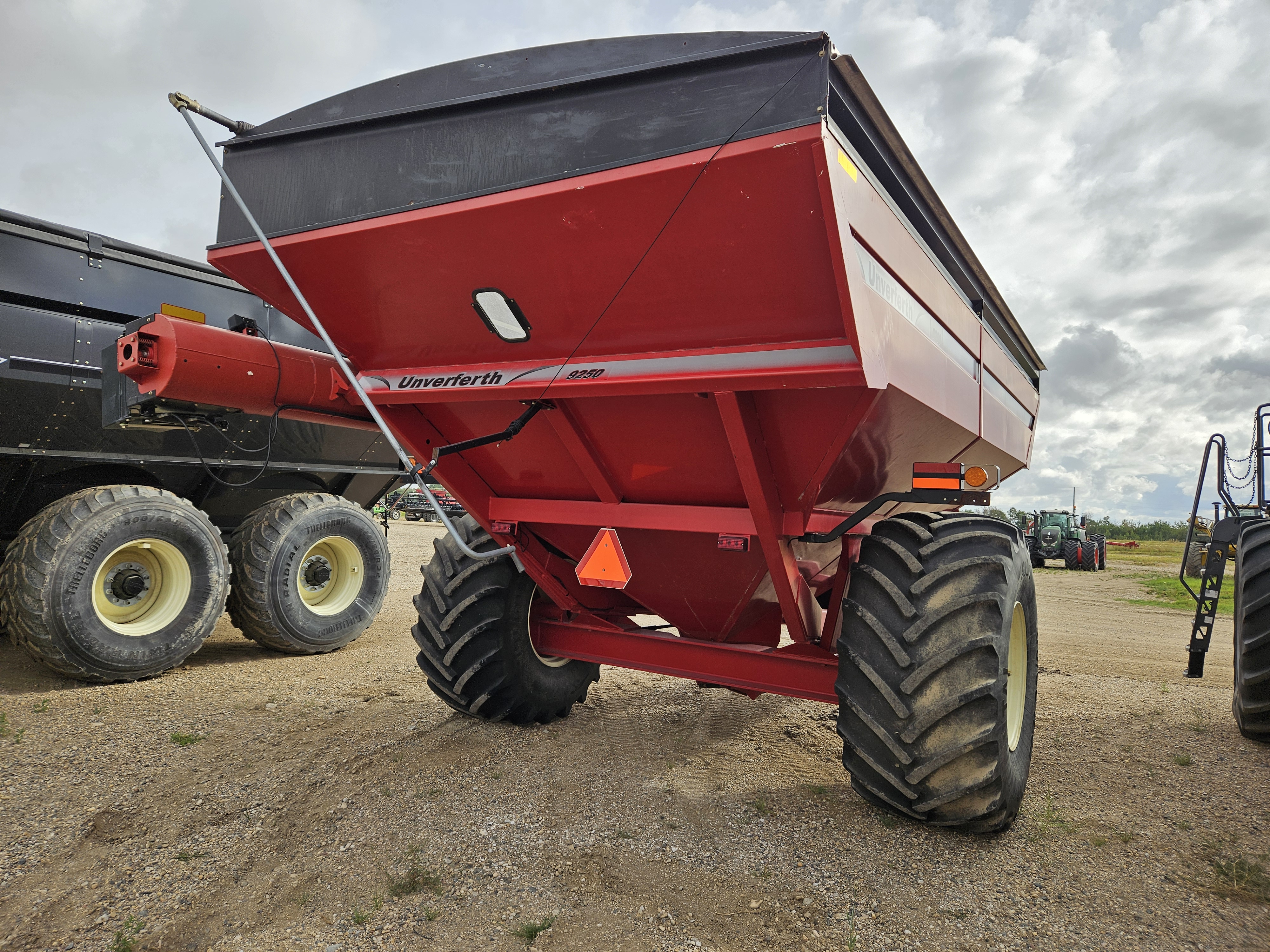 2011 Unverferth 9250 Grain Cart