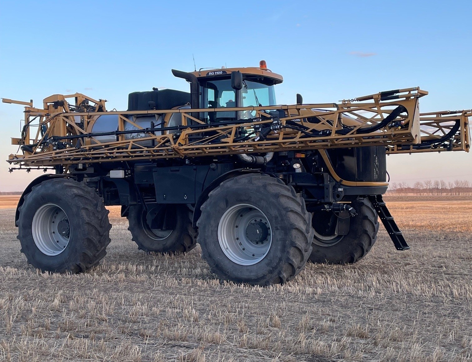 2012 RoGator RG1100 Sprayer/High Clearance