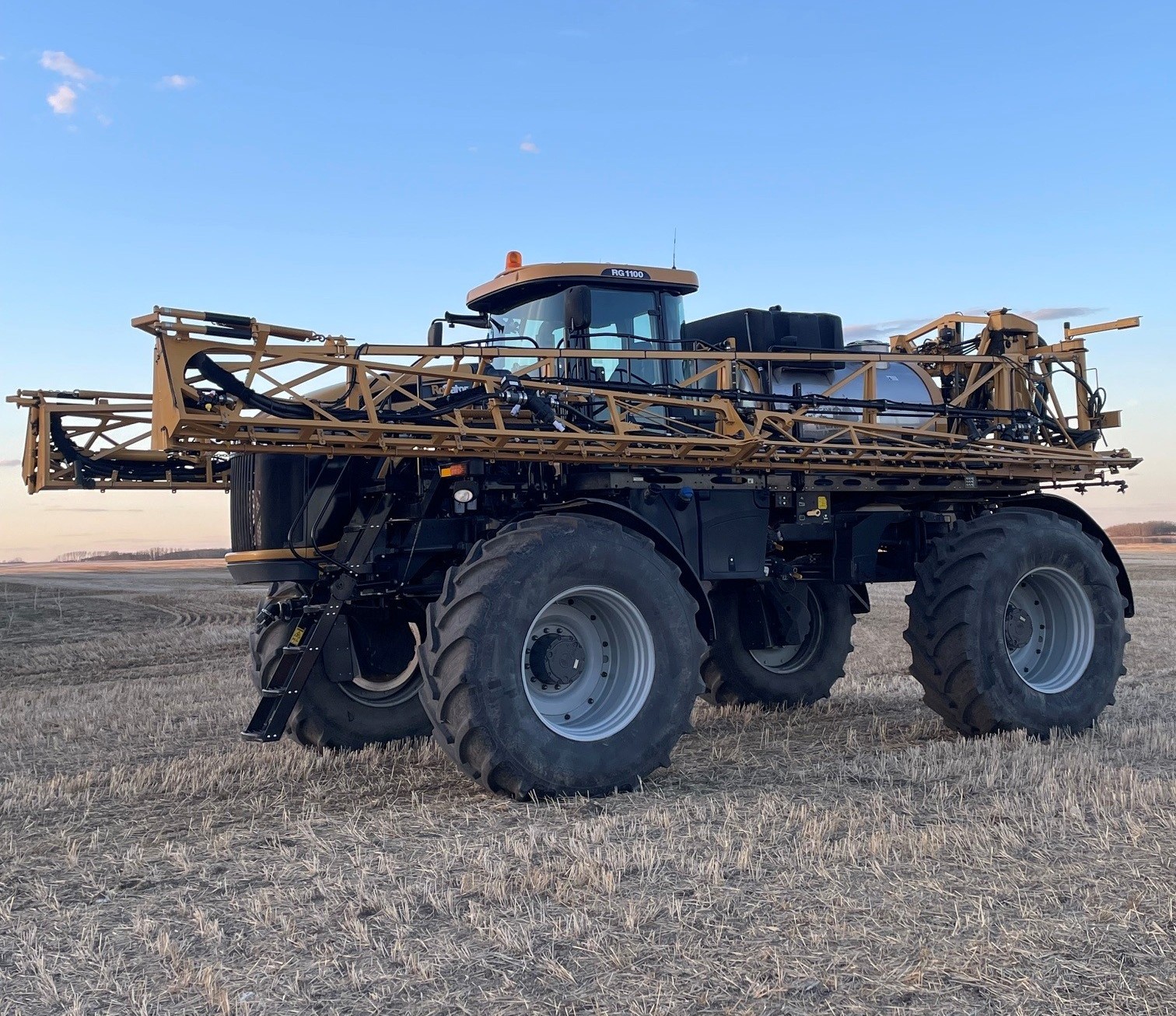 2012 RoGator RG1100 Sprayer/High Clearance