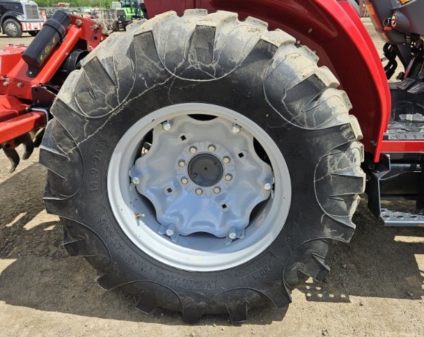 2014 Massey Ferguson 1736 Tractor