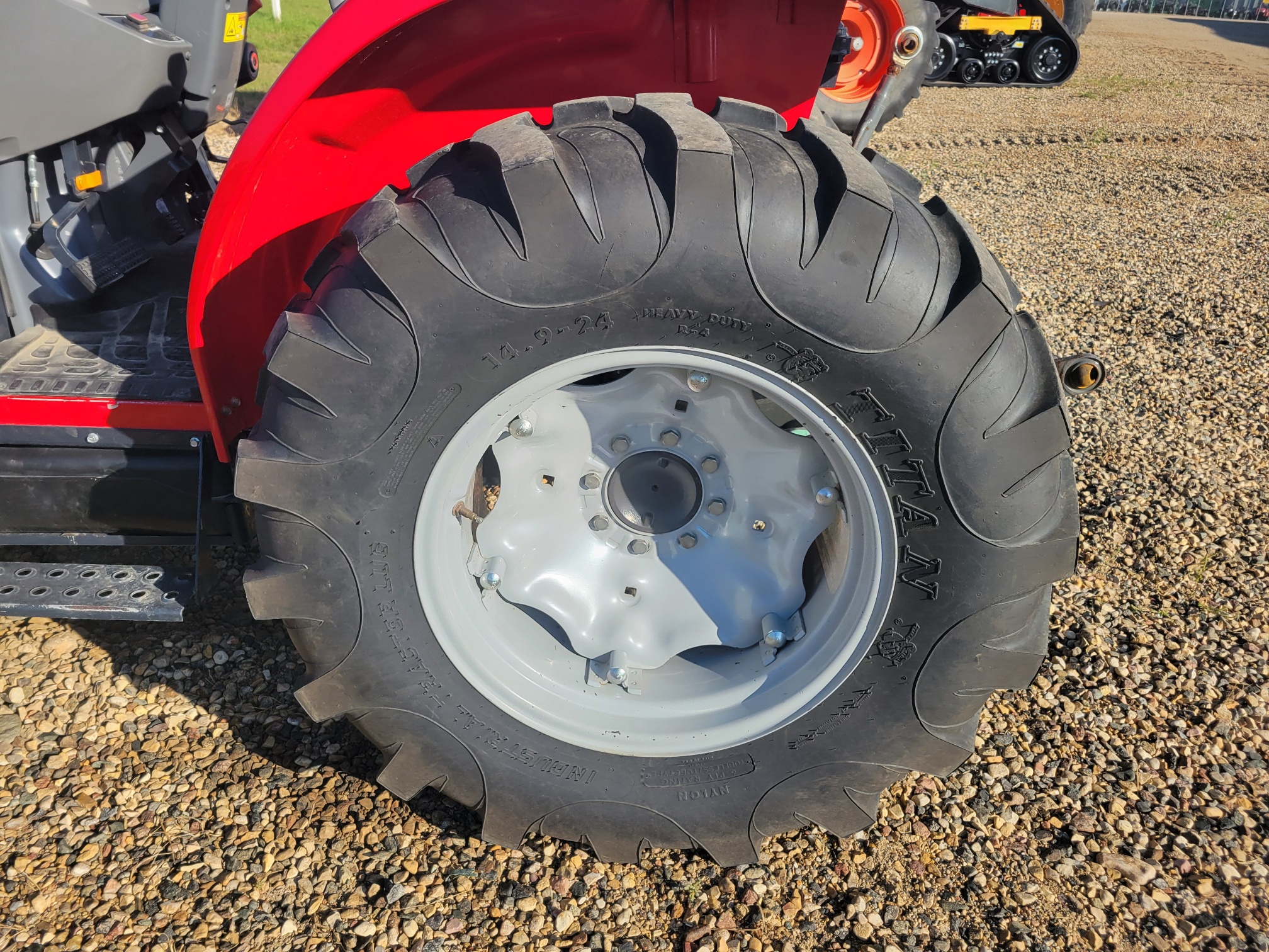 2014 Massey Ferguson 1736 Tractor