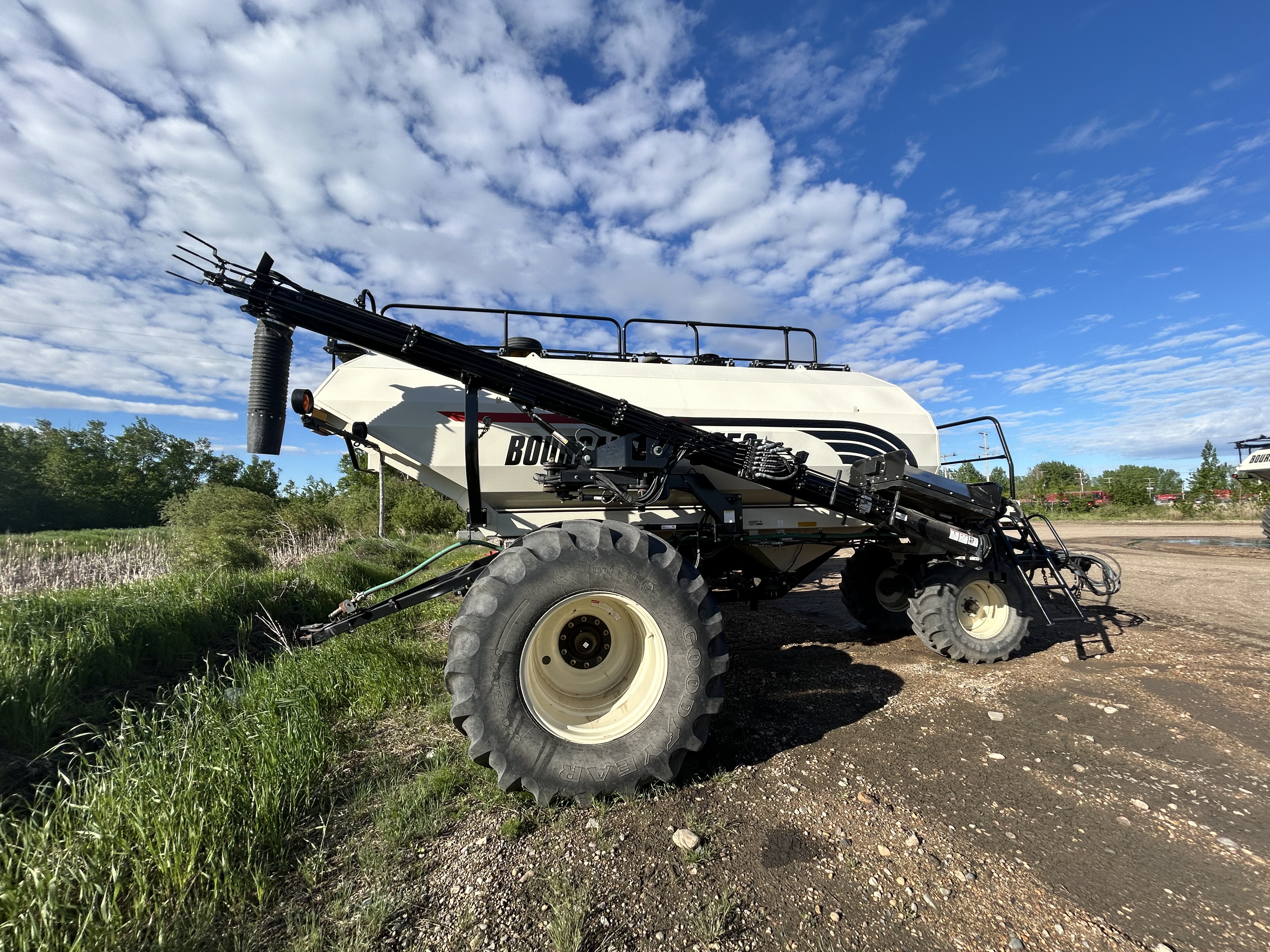 2014 Bourgault 3320 Air Drill