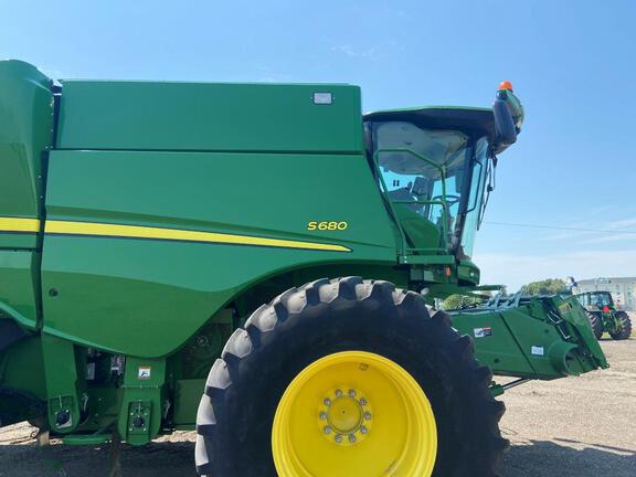 2017 John Deere S680 Combine