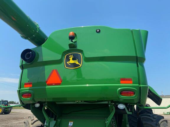 2017 John Deere S680 Combine