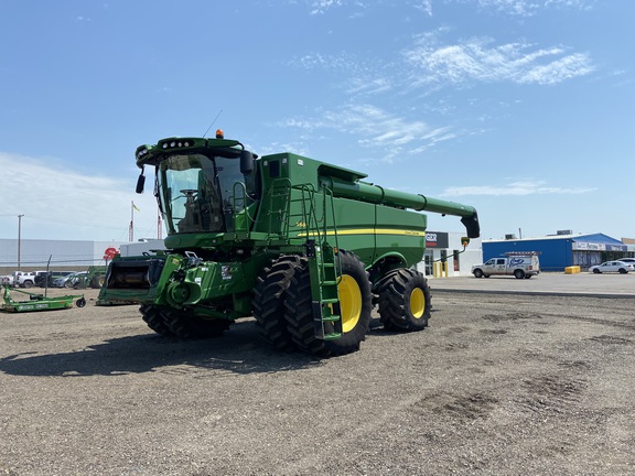 2017 John Deere S680 Combine