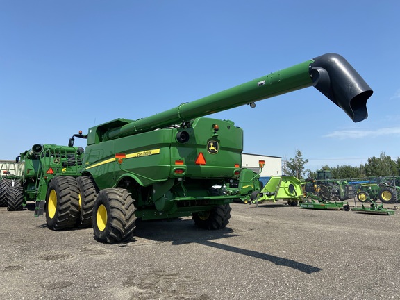 2017 John Deere S680 Combine