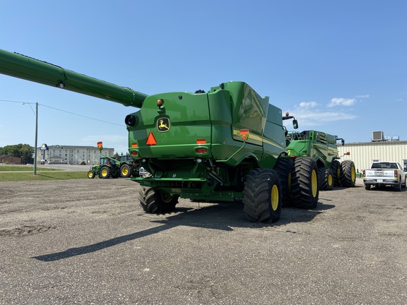 2017 John Deere S680 Combine