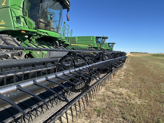 2017 MacDon FD75 Header Combine