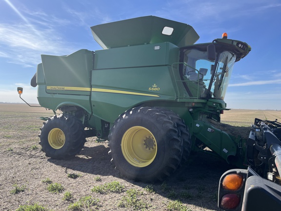 2015 John Deere S680 Combine