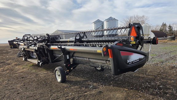 2014 MacDon FD75-40 Header Combine