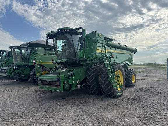 2022 John Deere X9 1100 Combine