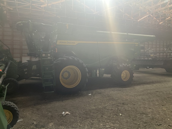 2022 John Deere X9 1000 Combine
