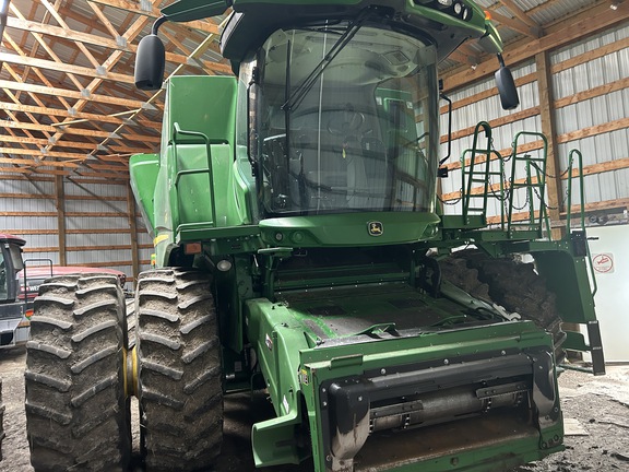 2017 John Deere S690 Combine