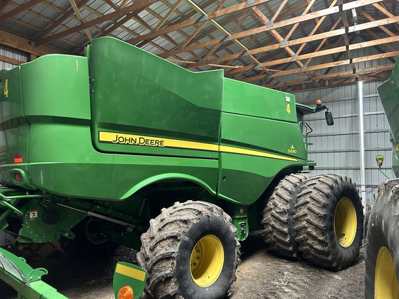 2017 John Deere S690 Combine