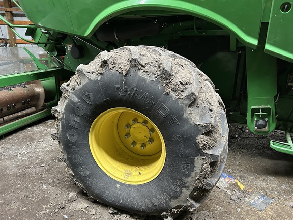 2017 John Deere S690 Combine