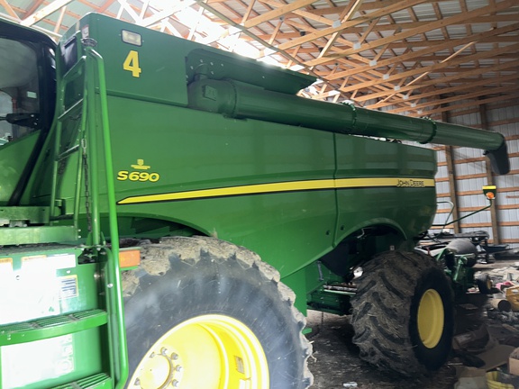 2017 John Deere S690 Combine