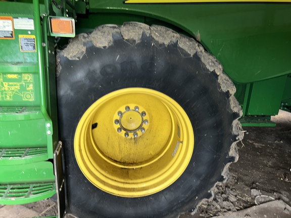 2017 John Deere S690 Combine
