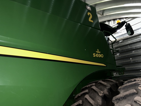 2017 John Deere S690 Combine