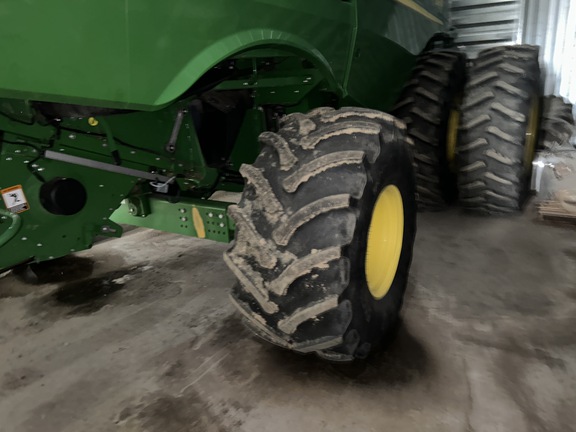 2017 John Deere S690 Combine