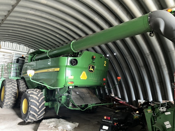 2017 John Deere S690 Combine