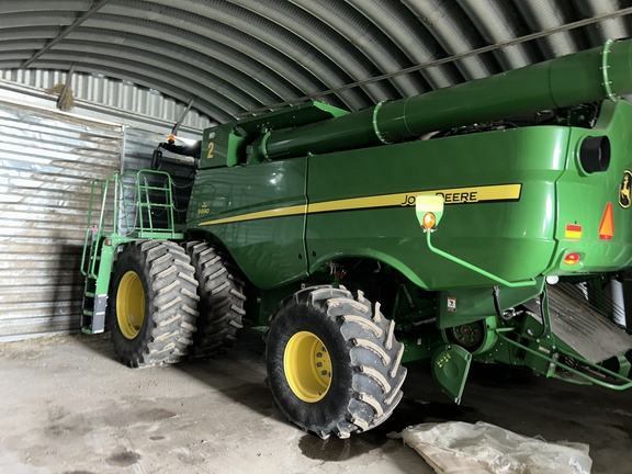 2017 John Deere S690 Combine