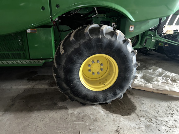 2017 John Deere S690 Combine