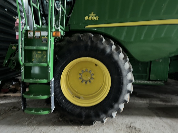 2017 John Deere S690 Combine