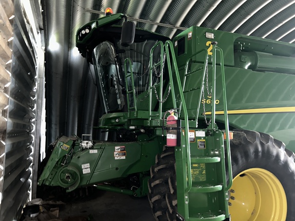 2017 John Deere S690 Combine