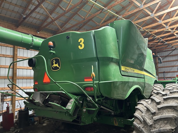 2017 John Deere S690 Combine