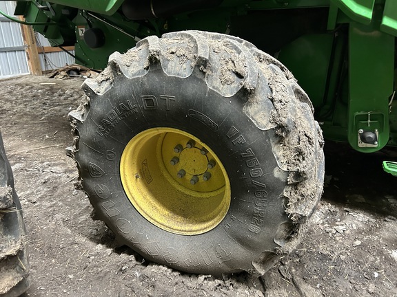 2017 John Deere S690 Combine