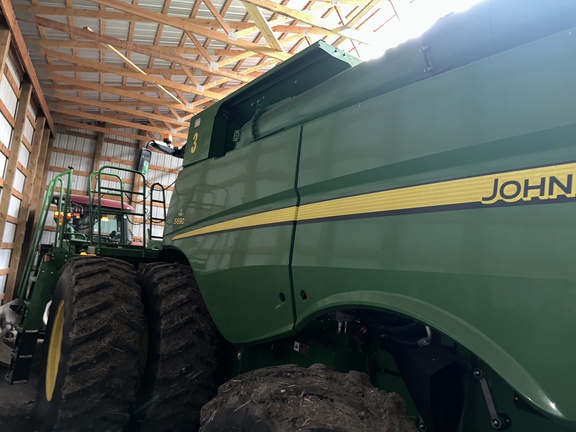 2017 John Deere S690 Combine