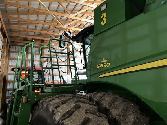 2017 John Deere S690 Combine